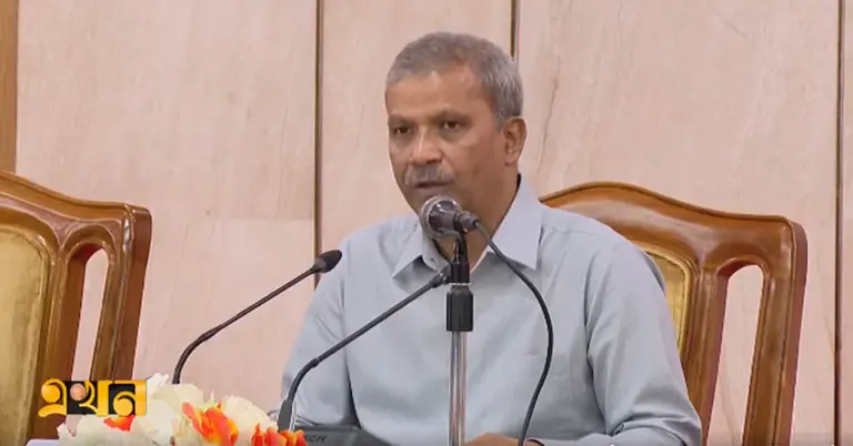 সংবাদ সম্মেলনে কথা বলছেন আইন উপদেষ্টা অধ্যাপক আসিফ নজরুল